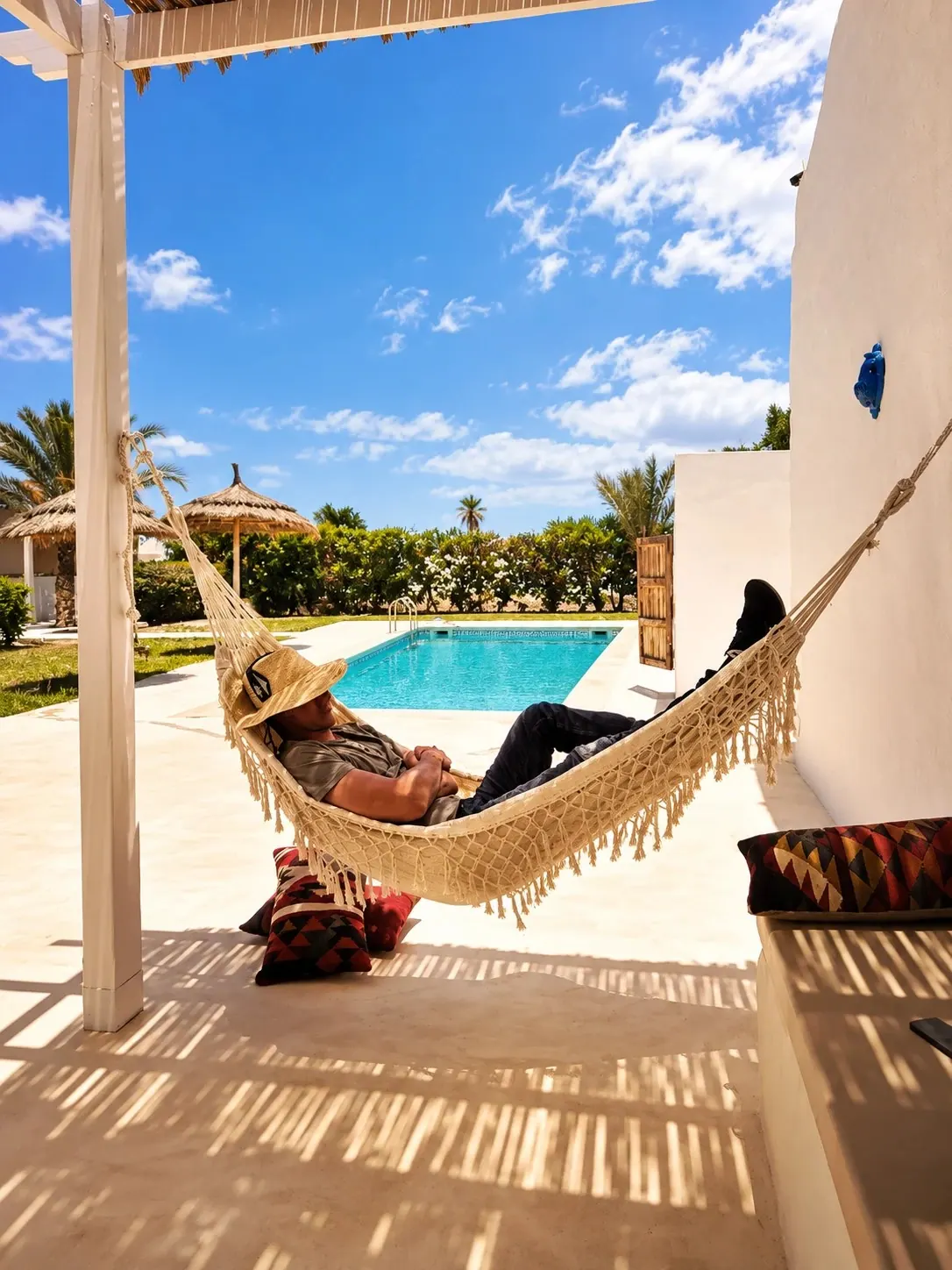 Sieste dans le hamac à l’ombre de la pergola, face à la piscine